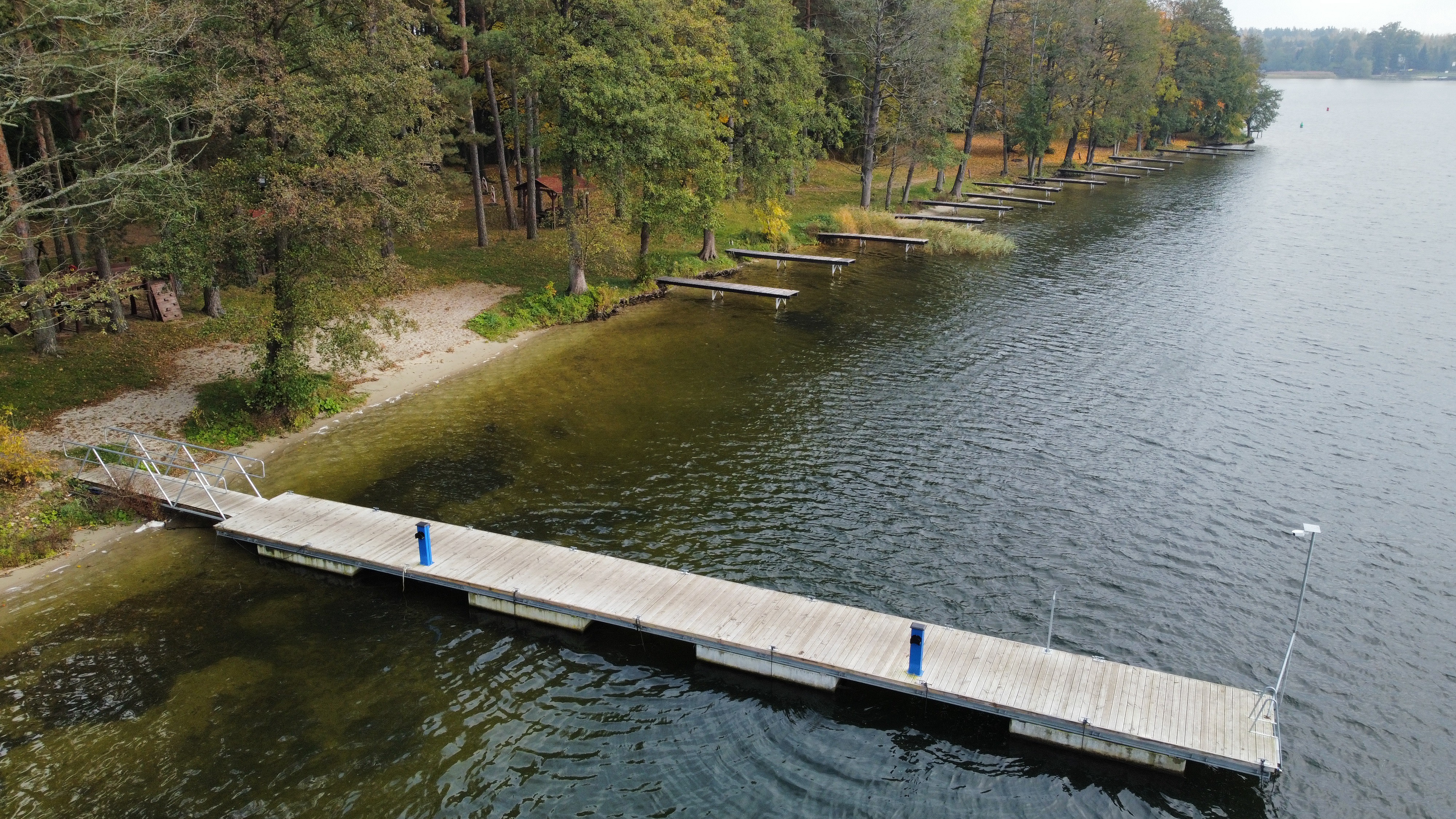 Widok z drona na Leśną Keję i jezioro